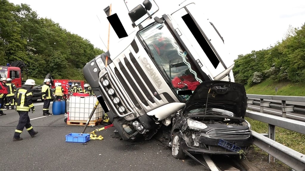 Blick auf die beschädigten Fahrzeuge am Unfallort.