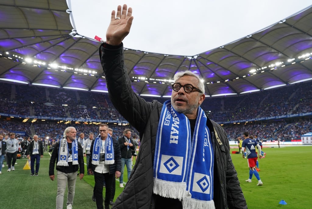 Der ehemalige HSV-Spieler Jimmy Hartwig winkt den Fans zu.