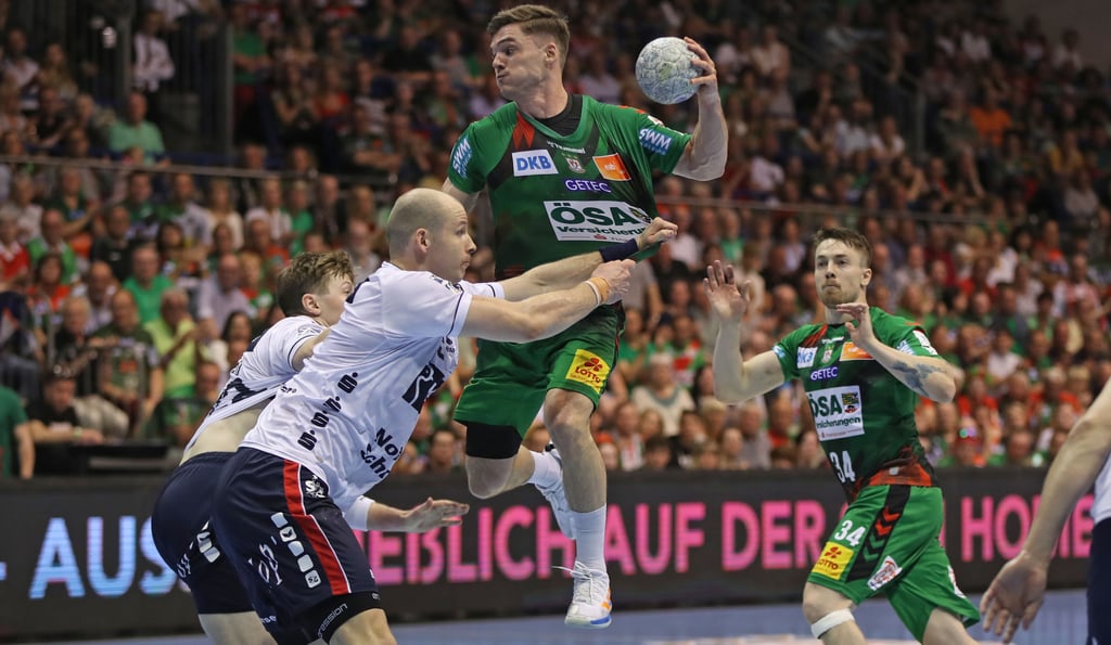 Kay Smits schraubt sich am Kreis der Flensburg in die Luft und Michael Damgaard lauert auf das Zuspiel.