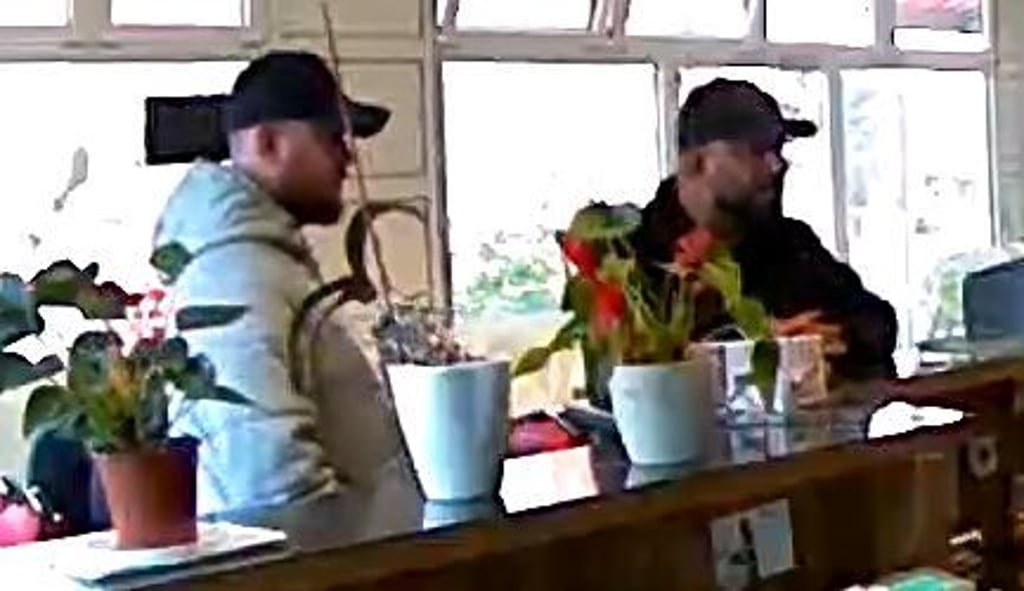 Dieses Bild ist entstanden, als die Männer offenbar den Eigentümer des Döner-Imbiss bedrohten.