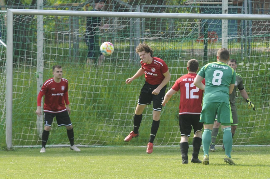 Mit starker Leistung zum Dreier: BSC-Spieler Johann Thieme klärt per Kopf vorm eigenen Gehäuse.