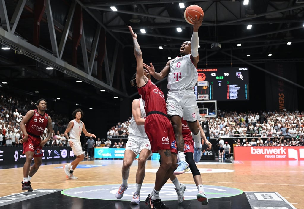 Bonns TJ Shorts (r) setzt sich unter dem Korb gegen den Chemnitzer Kevin Yebo durch.