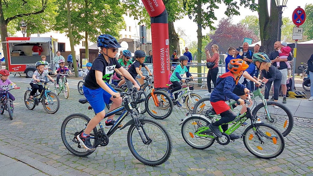 Minis und Maxis gingen an den Start beim Kinderradrennen an der Wittenberger Schlosskirche.