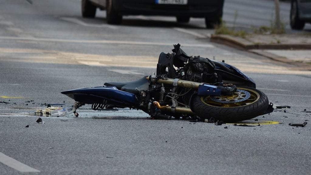 Motorrad stößt mit Auto zusammen: Schwerer Verkehrsunfall bei