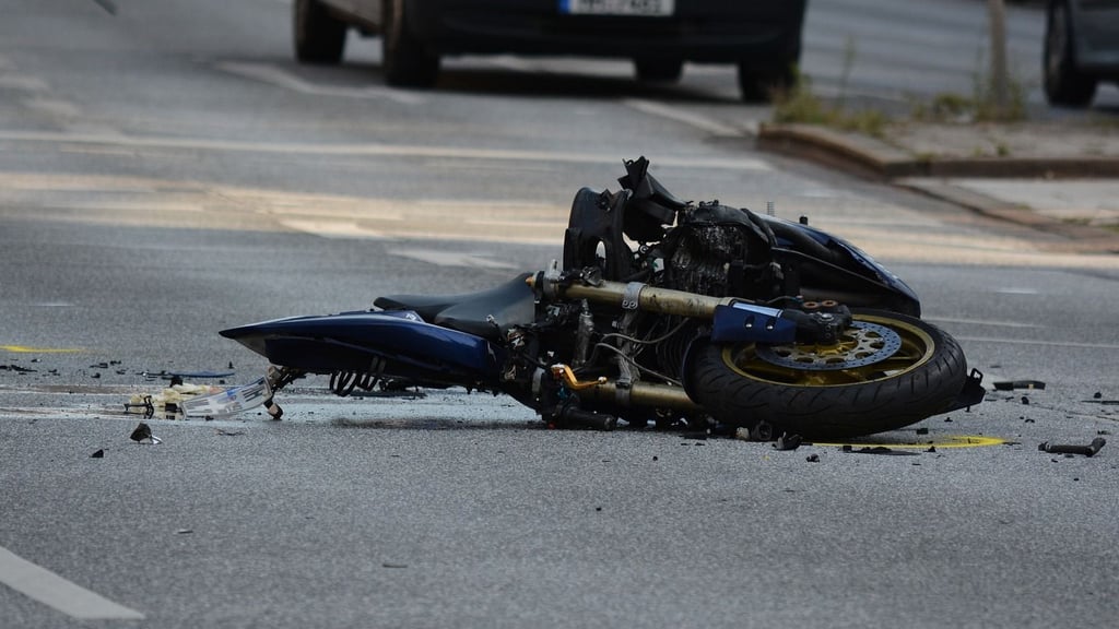 Ein 19-Jähriger ist in Jerichow in der Karl-Liebknecht-Straße schwer verunglückt, als er mit seinem Motorrad von der Fahrbahn abkam und bei dem Unfall mit einem Wohnmobil und einem Auto zusammenprallte. Symbolbild:
