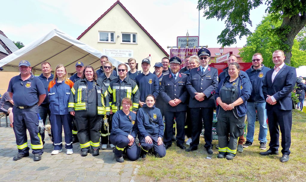 90 Jahre sind seit der Gründung der Feuerwehr in Burgkemnitz vergangen. Mit einem großen Fest wurde der Tag gefeiert. Ein Gruppenfoto mit dem Bürgermeister (r.) darf nicht fehlen,