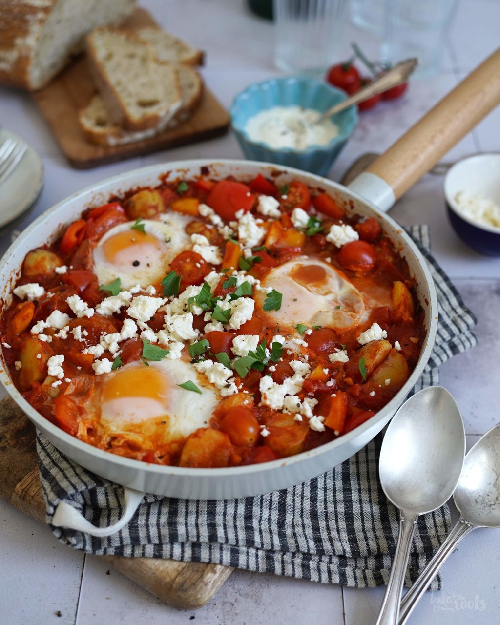 Shakshuka ist eine Spezialität der nordafrikanischen und jüdischen Küche. Dieses Gericht gibt es auch mit Kartoffeln.
