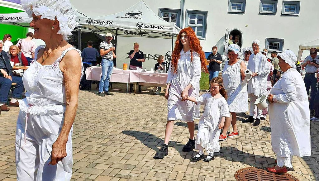 Die Modenschau durch 100 Jahre startet beim Museumsfest in Seyda, mit dem, was normalerweise nicht zu sehen ist – der Nacht- und Unterwäsche, wie sie die Großeltern getragen haben.