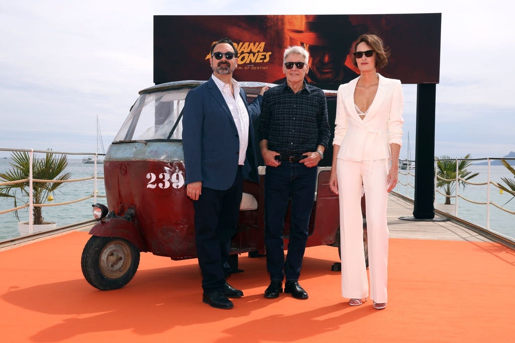 Regisseur James Mangold (l-r) mit Harrison Ford und Phoebe Waller-Bridge in Cannes.