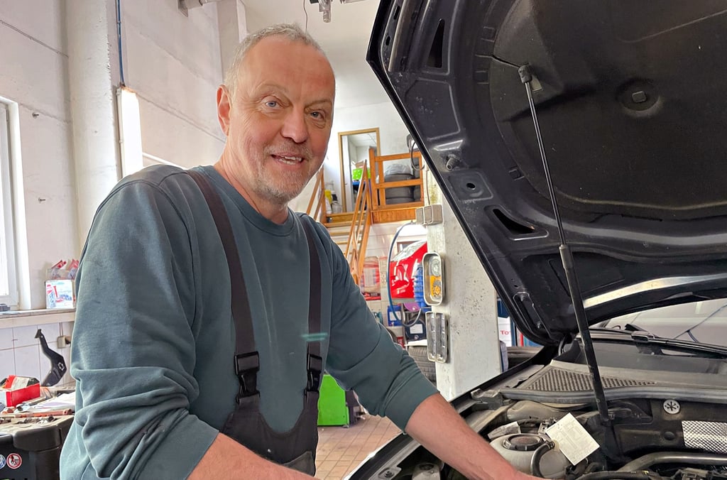 Steffen Rothe betreibt mit seinem Bruder eine Autowerkstatt in Lützen. Der Altersdurchschnitt aller Mitarbeiter liegt jenseits von 50 Jahren.
