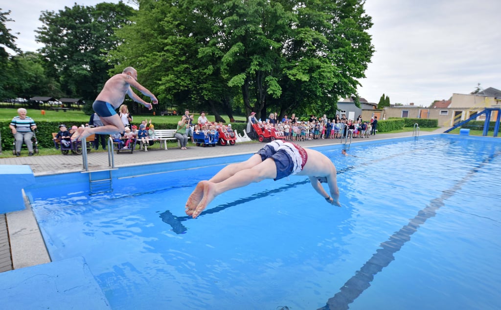 Der freie Eintritt für Rettungskräfte gilt auch im Freibad Roitzsch, das am Freitag, 26. Mai, in die Badesaison startet. Im vergangenen Jahr wagten zum Anbaden Ortsbürgermeister Mario Willer (l.) und Mario Schulze den Sprung ins Wasser.