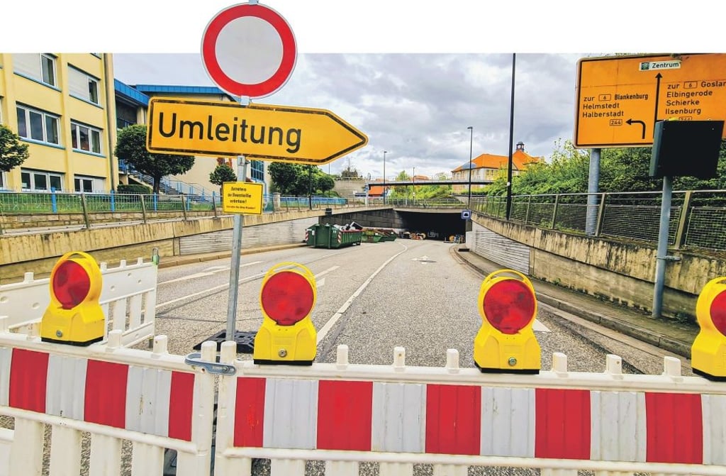 Halbzeit bei der Baustelle am Wernigeröder Altstadtkreisel: Die Ein- und Ausfahrt Schlachthofstraße ist seit Ostern dicht.