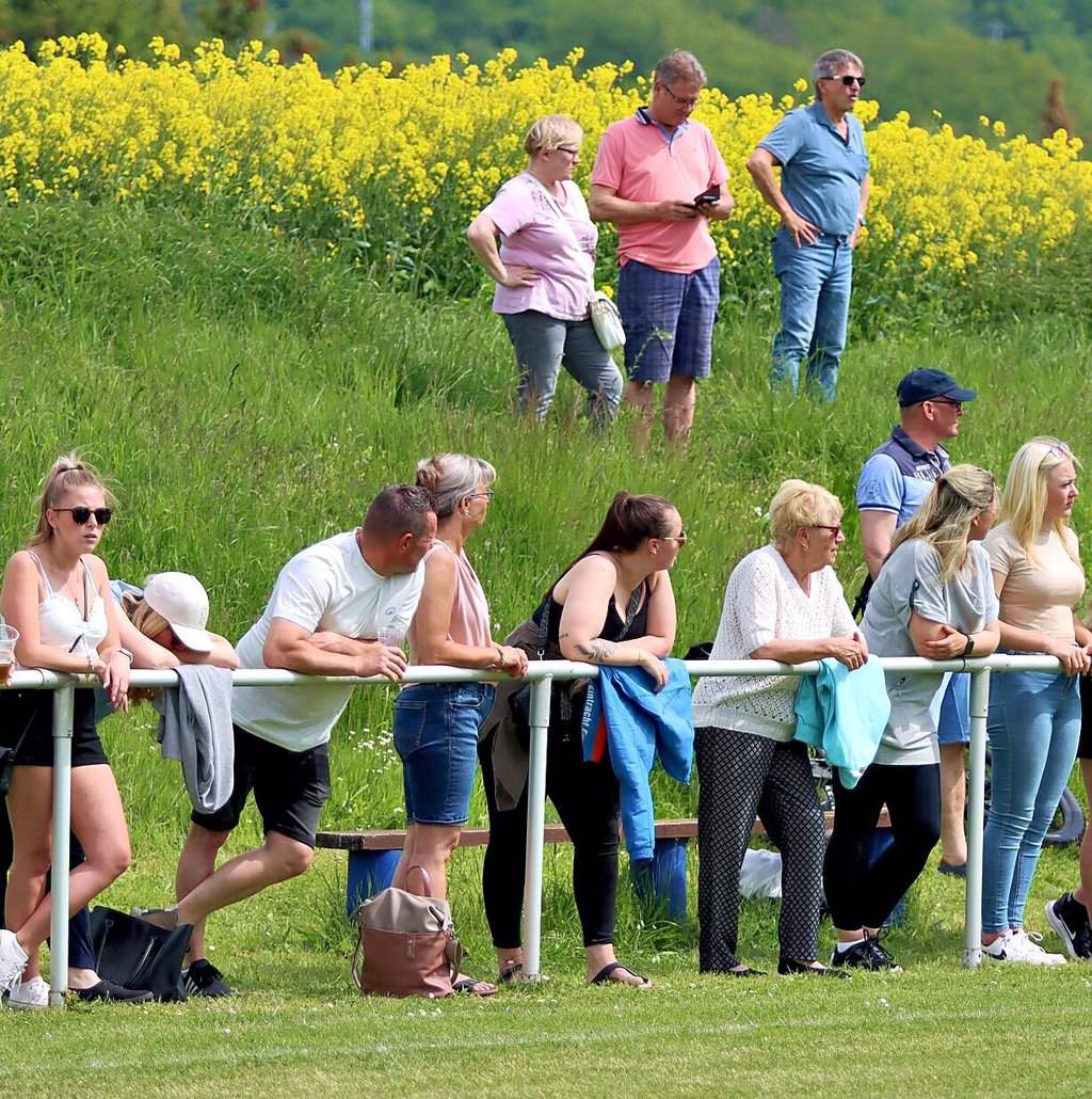 Frühlingswetter und Derby lockten 350 Fans nach Emseloh.