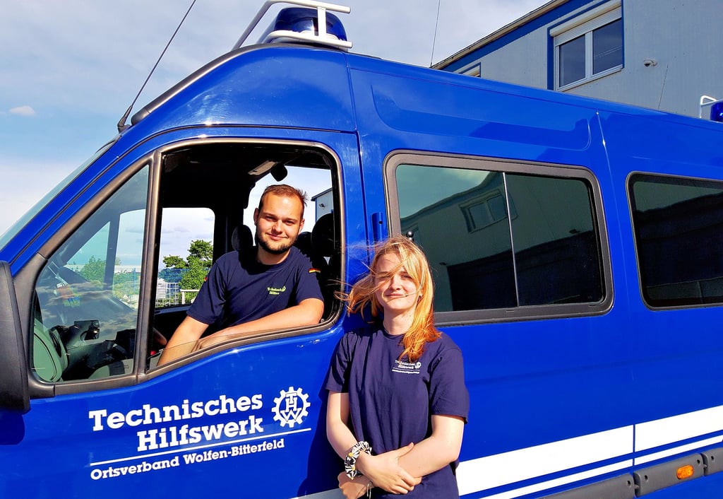 Luise Herrmann und Jannis Windus absolvieren derzeit ihren Bundesfreiwilligen Dienst beim THW Wolfen-Bitterfeld.