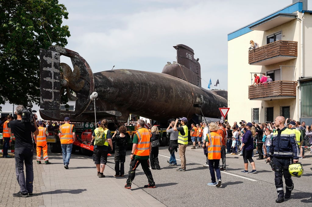 Ein 48 Meter langes U-Boot vom Typ U17 wird auf der Straße transportiert.