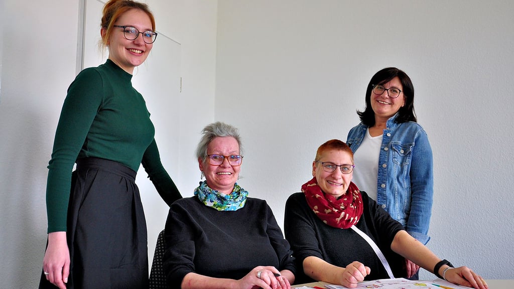 Anna Henschen sowie Marion Zempel sind die Ansprechpartnerinnen des LEB Stendal (von links, stehend). Sitzend sind die Kursteilnehmerinnen Renate Wohlthat und Denise Dejewski zu sehen.