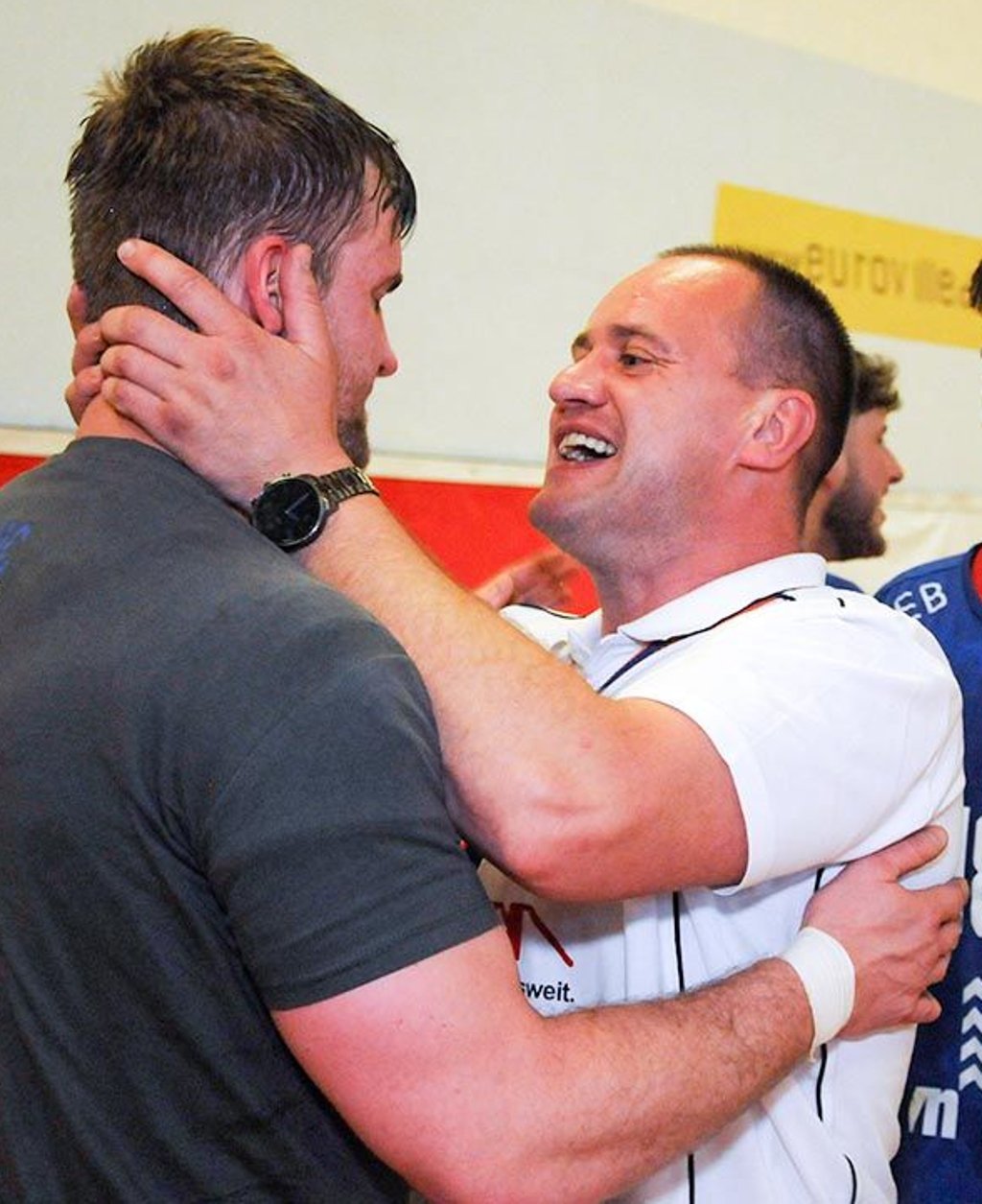 Jubel: Coach Svajunas Kairis (r.) freut sich mit Regisseur Florian Pfeiffer.