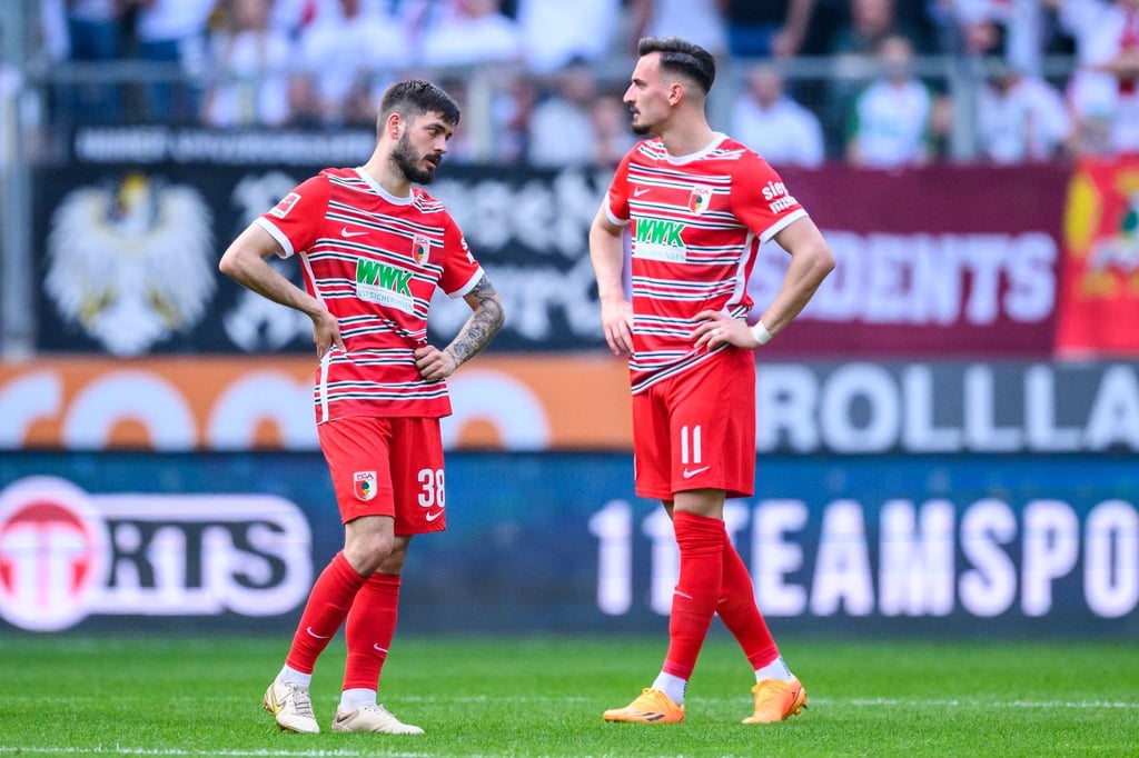 Unzufrieden nach dem Spiel: Augsburgs David Colina (l) und Mergim Berisha.