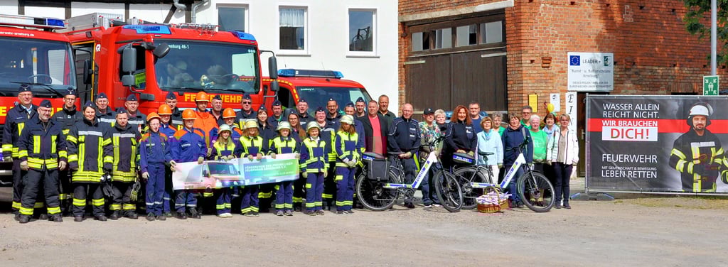 Die Arneburger Feuerwehr um Feuerwehrleiter Ronny Hertel (links) und der Förderkreis um Vorsitzenden Christian Fruhner (mit rotem Shirt, schwarzes Sakko) bilden eine Einheit.