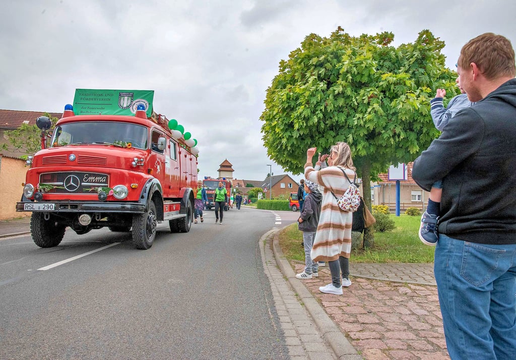 Das Löschfahrzeug „Emma“ von 1961 führte den Umzug an. Einst war das Auto in Hamburg im Einsatz, später während der Hochwasser 2002 und 2013 in Dessau. Inzwischen wird es nur noch für besondere Anlässe wie dem Osterfeuer, dem Martinsumzug oder eben dem Festumzug am Samstag bewegt.