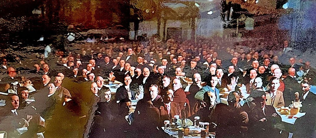 Dieses Foto von der Einweihung des Kulturhauses vor 90 Jahren hat Sven Biermann für die Ausstellung zum Jubiläum nachcoloriert.
