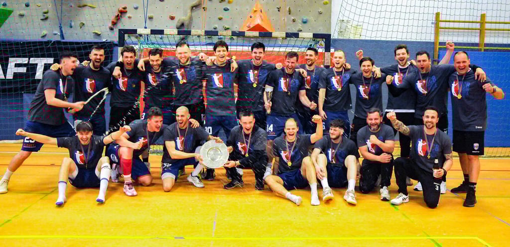 So sehen Sieger aus: die Oberliga-Herren des HC Burgenland präsentieren die Meisterschale.