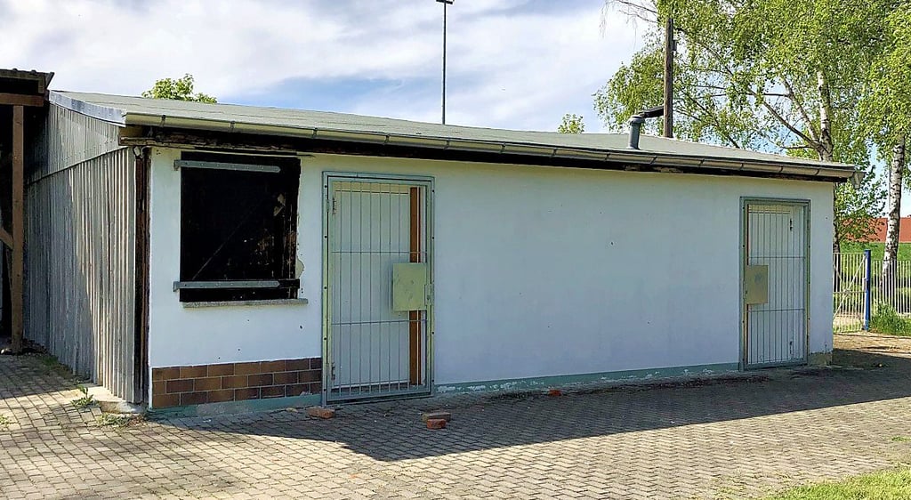 Dort, wo sich ein in die Jahre gekommenes Sanitärgebäude des früheren Freibads befindet, soll das Jugend- und Freizeitzentrum gebaut werden.