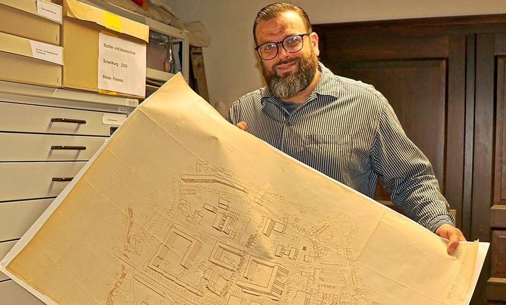 Florian Fischer zeigt im Depot des Kreismuseums eine „Sanierungskonzeption“ für Osterburg aus dem Jahr 1969.
