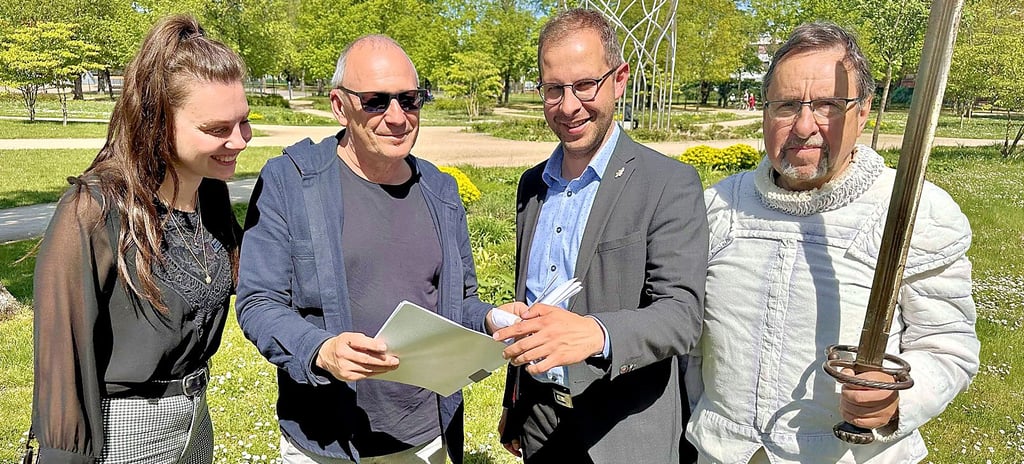 Veranstaltungsmanager Maik Scholkowsky (2.v.l.) bespricht das Programm mit Burgs Kulturmanagerin Mareike Schichold, Bürgermeister Philipp Stark und dem Burger Roland, Hans-Georg Tietze.
