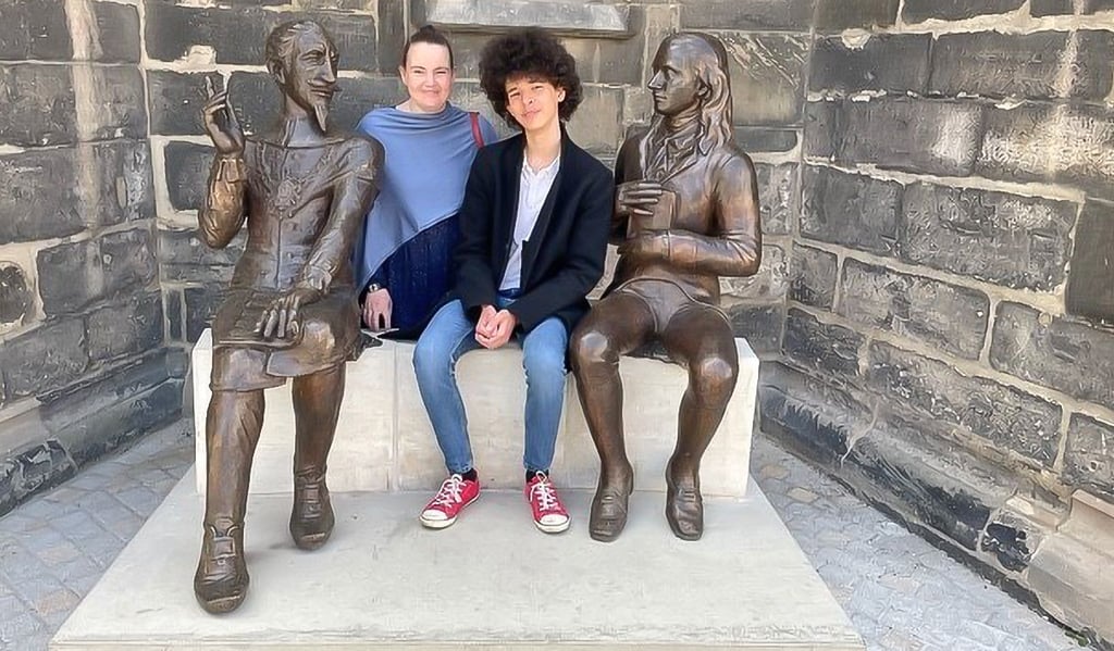 Aaron Riemer und seine Mutter Susanne Riemer-Ranscht an der Schütz-Novalis-Bank an der Weißenfelser St.-Marienkirche. Die Mutter ist froh über die Bildung und Betreuung, die Aaron an der Freien Evangelischen Grundschule in Burgwerben zuteil geworden ist.