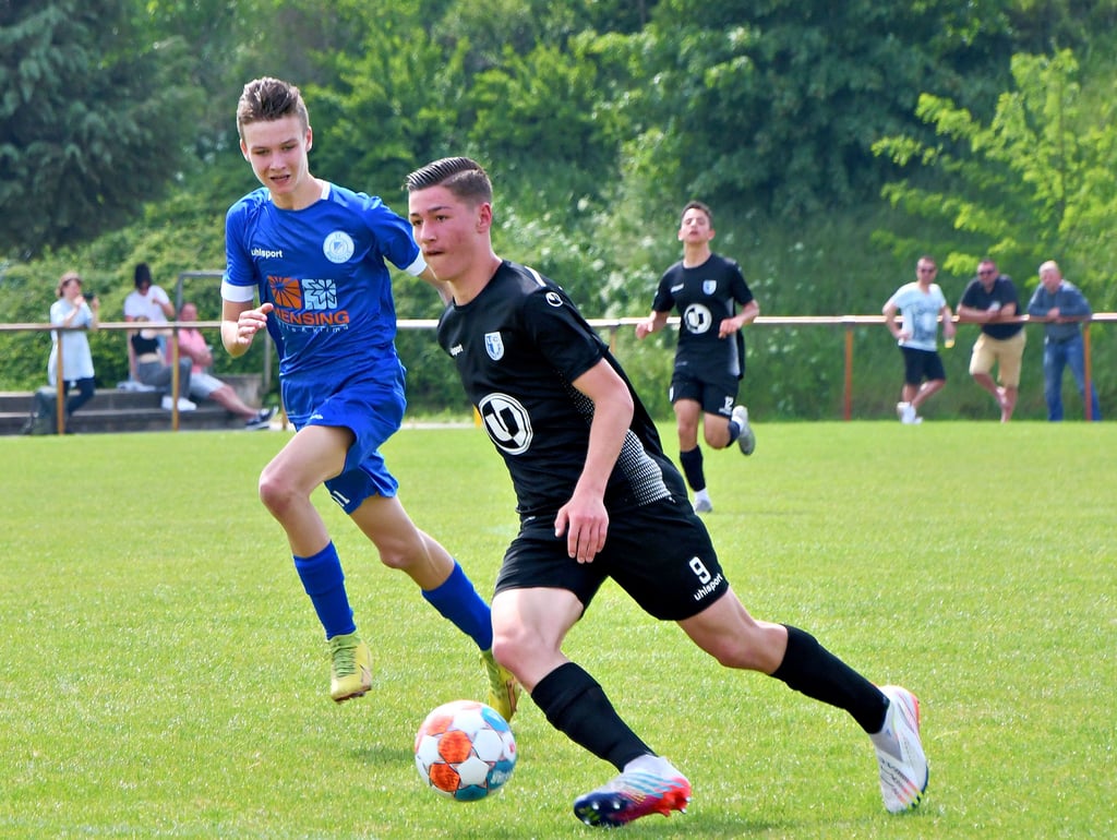 Wurde im Finale des Landespokals der C-Jugend beim 1. FC Magdeburg eingewechselt und traf doppelt gegen Henry Sommerschuh (l.) und den SV Fortuna: Louis Pepinski, der sich mit Blau-Weiß den Titel sicherte.