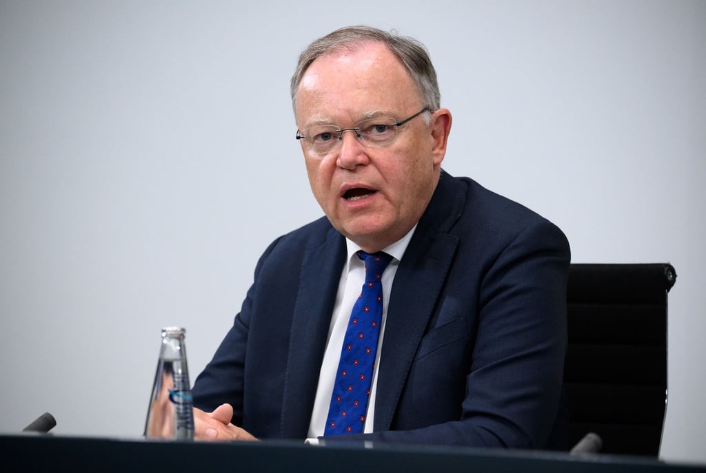 Niedersachsens Ministerpräsident Stephan Weil äußert sich bei einer Pressekonferenz.