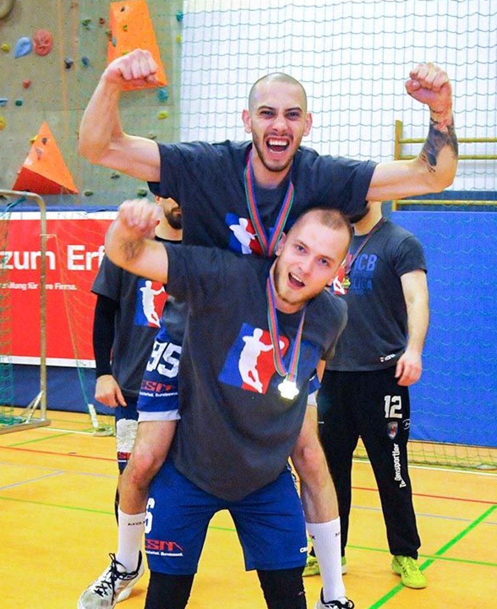 Obenauf: Paul Zänker trägt Janko Pesic im Huckepack.