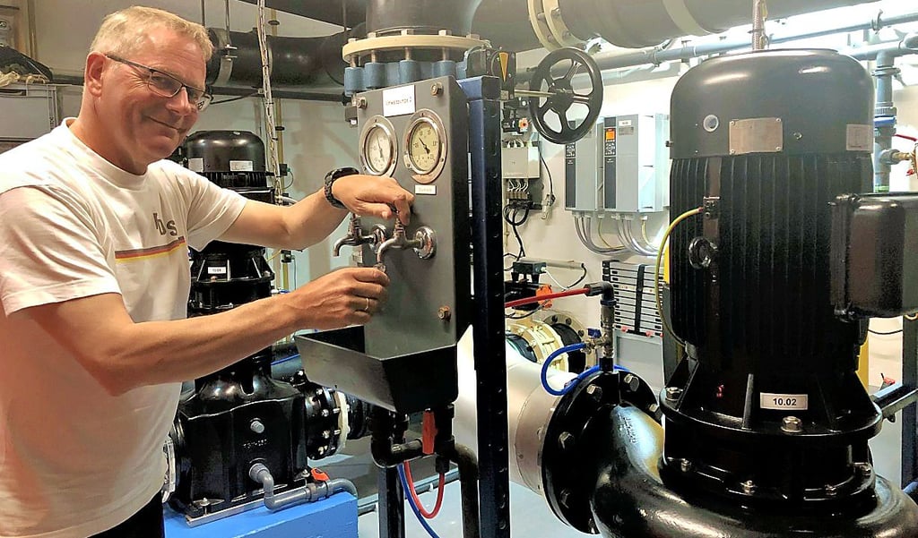 Schwimmmeister Olaf Tobisch nimmt an den neuen Umwälzpumpen eine Wasserprobe.
