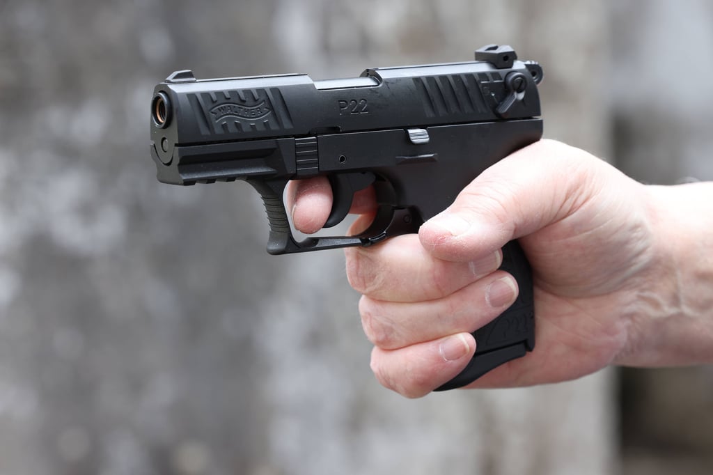 Ein Elfjähriger ist in Merseburg durch Schüsse einer Schreckschusswaffe verletzt worden. (Symbolbild)
