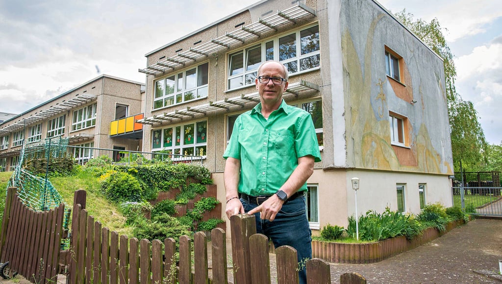 Torsten Lauche ist der neue Vorsitzende des Behindertenverbandes Dessau. Er steht auf der Hofseite der Kita in der Radegaster Straße.