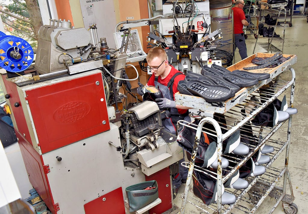 Patrick Holzmann (26) arbeitet seit sechs Jahren bei EWS, hier an einer italienischen Zwickmaschine für schweres Schuhwerk.