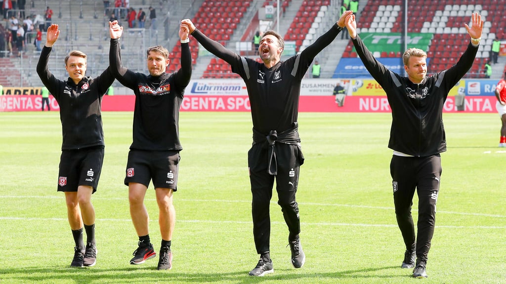 Sreto Ristic (2.v.r.) und sein Trainer-Team feiern den Heimsieg gegen Essen.