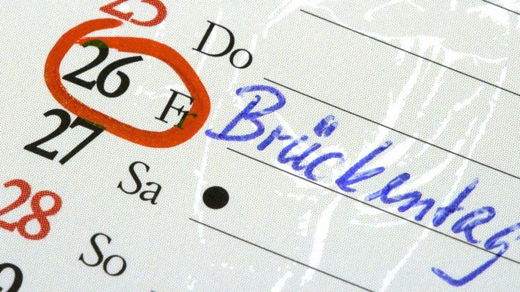 Brückentage bieten Arbeitnehmern die Möglichkeit, mit wenigen Urlaubstagen an mehr Freizeit zu gelangen.