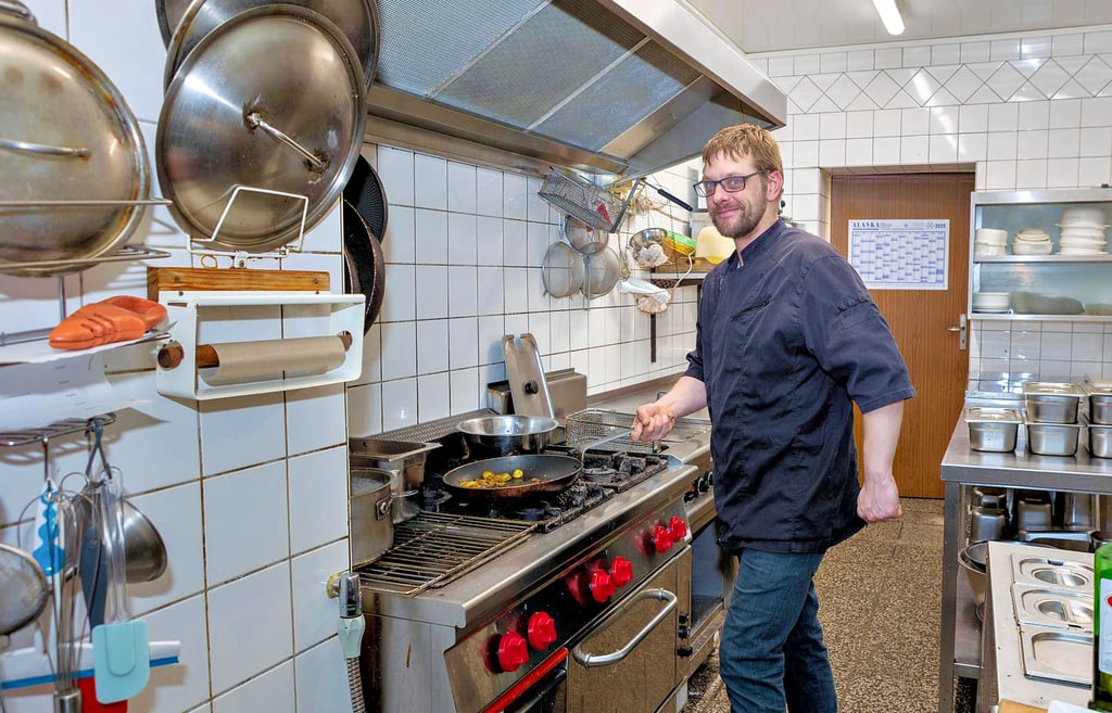 Koch Tino Germer schwingt im Gasthaus Drei Linden in Reuden den Kochlöffel. Seit dem Inhaberwechsel gehört er zum Team.