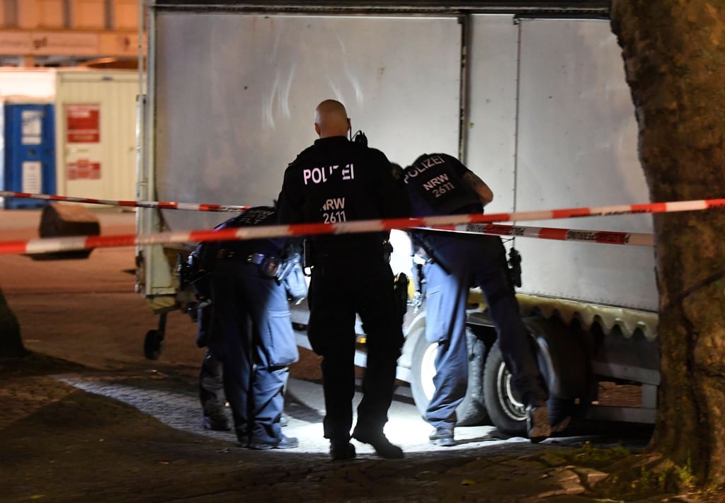 Polizisten suchen im Mai 2022 nach Spuren auf dem Hamborner Altmarkt in Duisburg. Bei der Schießerei waren vier Personen verletzt worden.