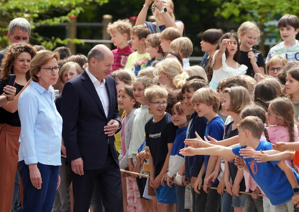 Bundeskanzler Olaf Scholz (SPD) besucht anlässlich des EU-Projekttages eine Schule.