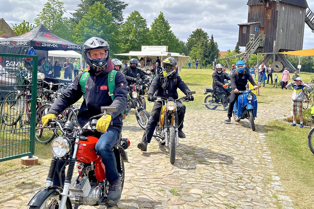 An der Griebener Bockwindmühle starteten die Mokickers zur Ausfahrt. Zuvor standen die Maschinen zum Bestaunen und Fachsimpeln vor der Mühle bereit.