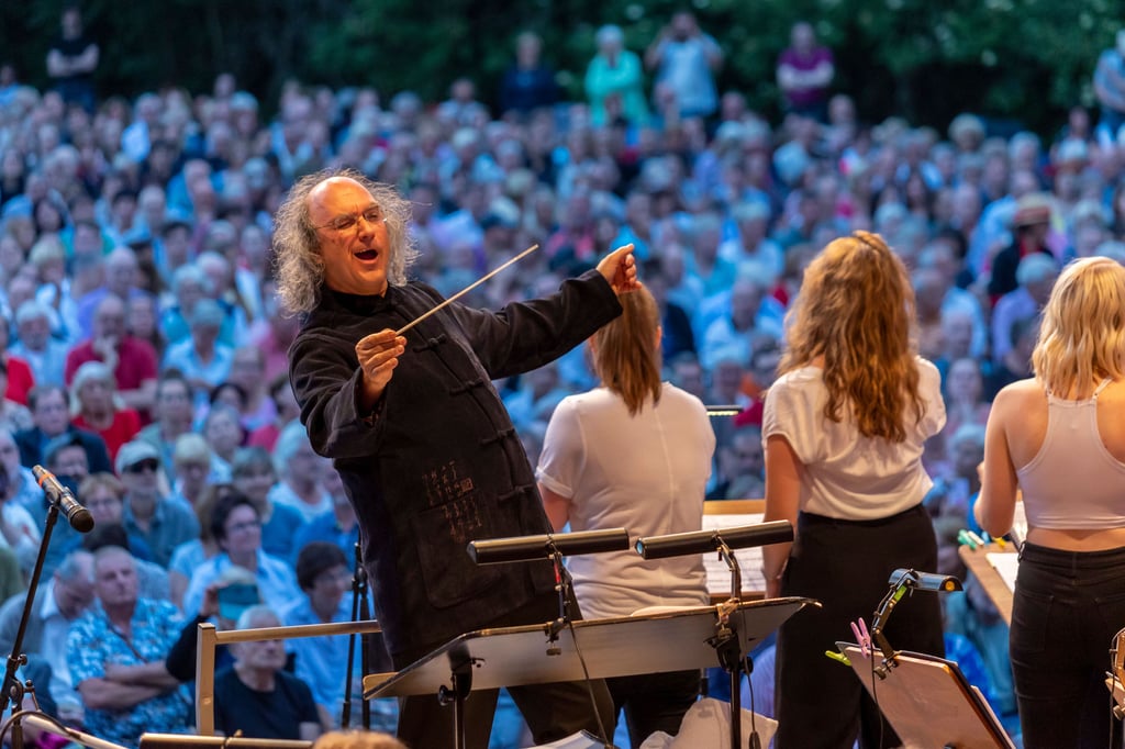 Auch in diesem Jahr dirigiert Bernd Ruf das „Bridges to Classics“-Konzert in der Galgenbergschlucht – erstmals zusammen mit seinem Sohn Ilja.