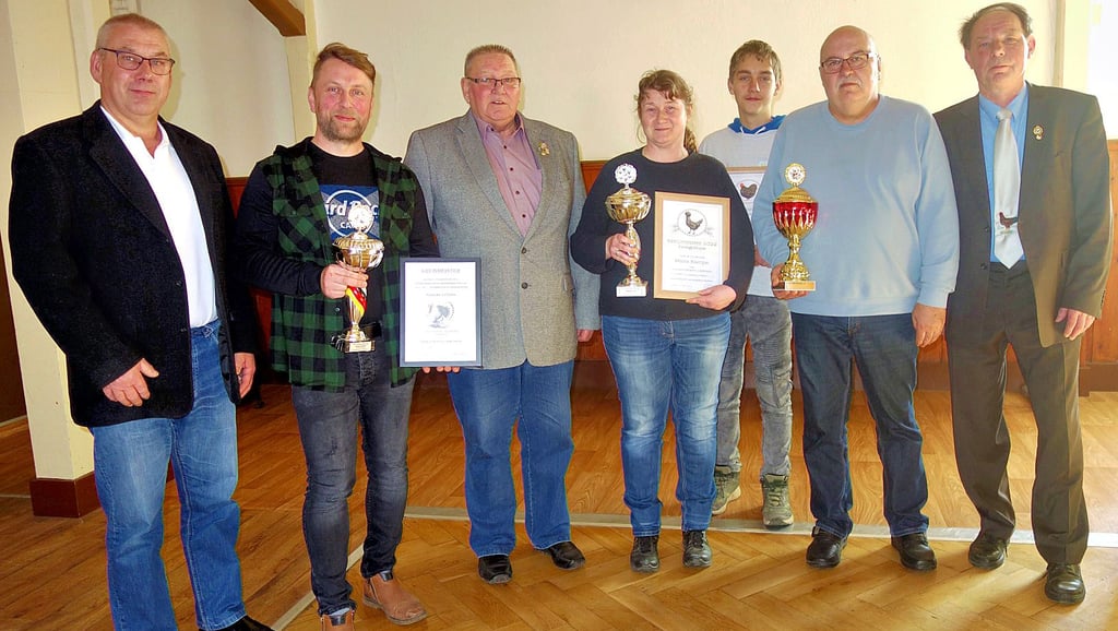 Die Kreismeister 2022 der Kreisschau Rassegeflügel in Mehringen: Steffen Spangenberg, Florian Lotzing, Wolfgang Bohne, Maria Kampe, Damon Mahring, Frank Ramdohr (in Vertretung für Udo Haußmann) und Uwe Roskoden( v.l.).