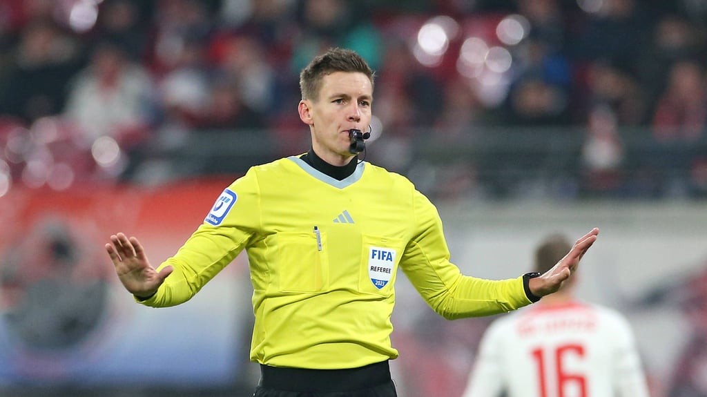 Schiedsrichter Daniel Siebert hat beim DFB-Pokal-Finale ein "Heimspiel" im Olympiastadion.