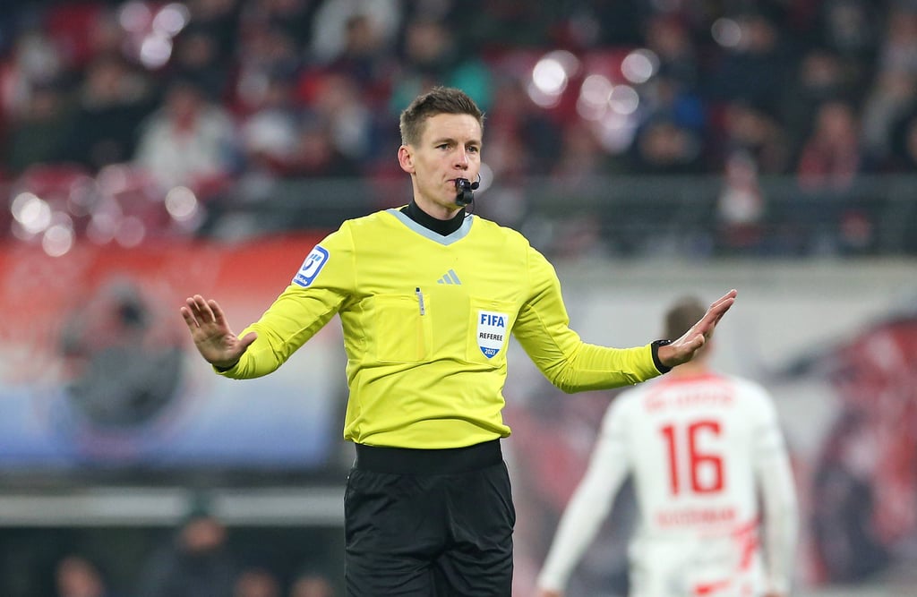 Schiedsrichter Daniel Siebert hat beim DFB-Pokal-Finale ein "Heimspiel" im Olympiastadion.