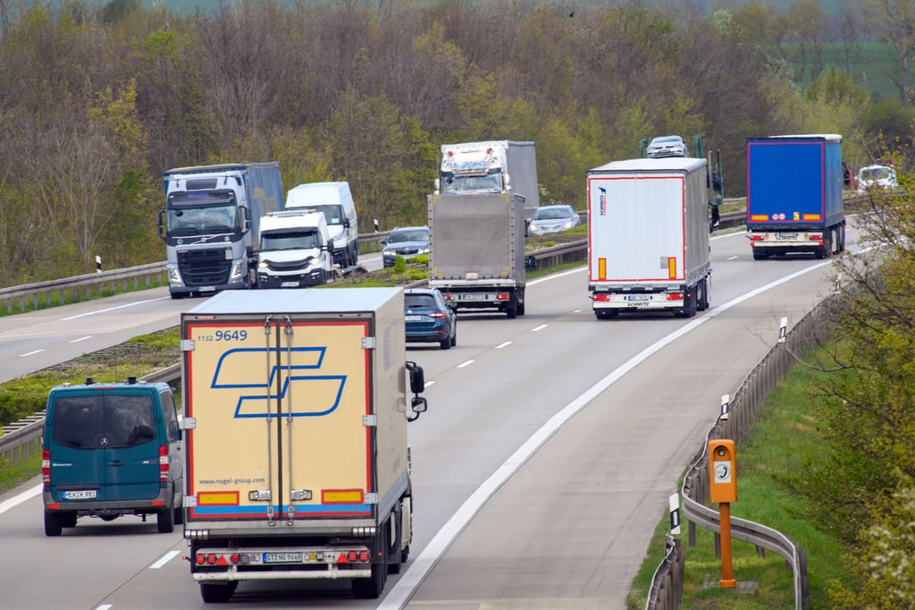 Ein Lkw-Fahrer ist am Sonntag auf der A38 bei Bad Lauchstädt von der Fahrbahn abgekommen und gestorben. (Symbolbild)