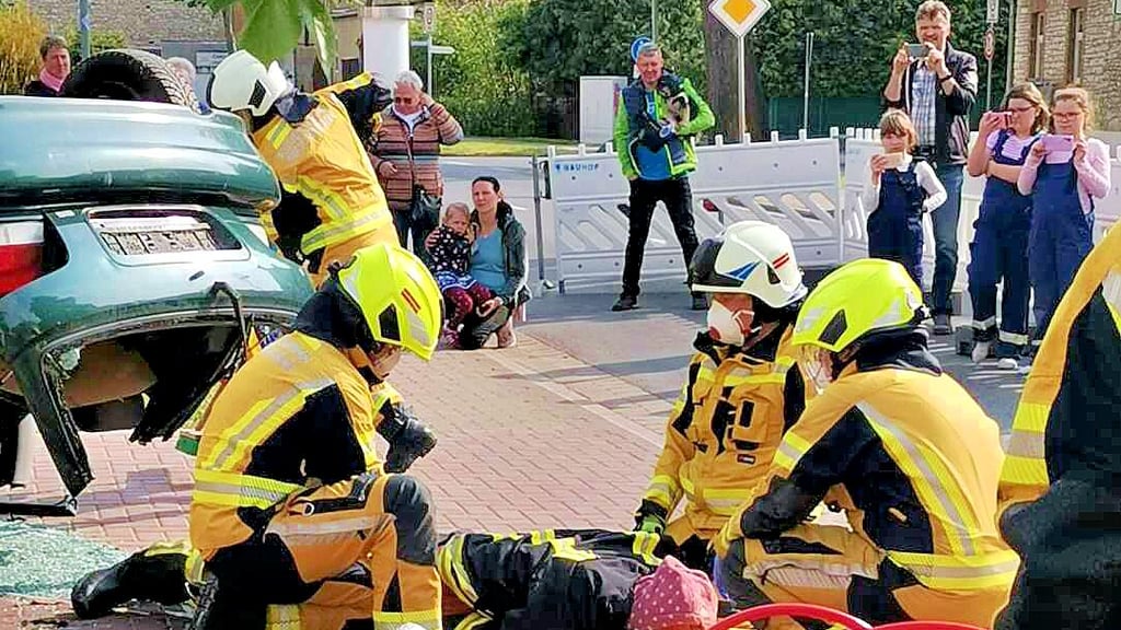 Zum Tag der offenen Tür haben die Kameraden der Einsatzabteilung auch eine Einsatzübung vorbereitet und dabei eine Unfallrettung gezeigt.