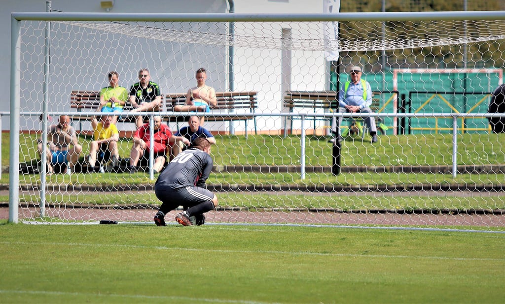 Der Klassenerhalt ist nicht mehr in Sicht. Torhüter Christopher Kuhnt und Romonta Stedten werden wohl aus der Landesliga absteigen.